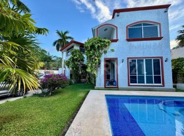 Casa · 480m² · 3 Recámaras · 8 Estacionamientos · Casa Colonial en Venta con Alberca y Amplio Jardín - Colonia Doctores Cancún
