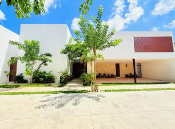 Casa · 562m² · 4 Recámaras · 3 Estacionamientos · Casa - Hacienda Xcanatun