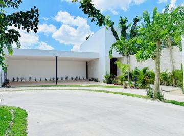 Casa · 659m² · 4 Recámaras · 4 Estacionamientos · Casa en Venta en Zona Country Club