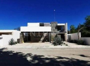 Casa · 327m² · 4 Recámaras · 4 Estacionamientos · Casa en Renta en La Rejoyada, Mérida, Yucatán