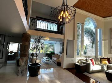 Casa · 1000m² · 4 Recámaras · 8 Estacionamientos · Casa en Venta/renta en Cumbres del Campestre
