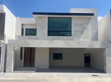 Casa · 330m² · 4 Recámaras · 2 Estacionamientos · Casa en Venta Al Norte Fracc Privado de Alta Plusvalía