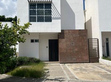 Casa · 3 Recámaras · 2 Estacionamientos · Renta Casa Loreto Residencial