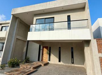 Casa · 216m² · 3 Recámaras · 2 Estacionamientos · Casa con Tragaluz en Venta en Fraccionamiento Los Manantiales