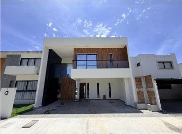 Casa · 216m² · 3 Recámaras · 3 Estacionamientos · Casa con Tragaluz en Venta en Fraccionamiento Los Manantiales