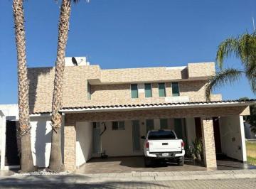Casa en condominio de 4 habitaciones, Corregidora · Casa en Venta de Super Oportunidad con Recámara en Planta Baja en Condominio
