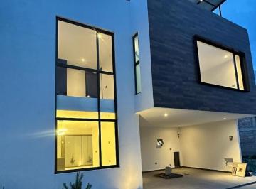 Casa en condominio · 272m² · 4 Recámaras · 2 Estacionamientos · Casa en Metepec Moderna, Luminosa y con Roof Garden Equipado