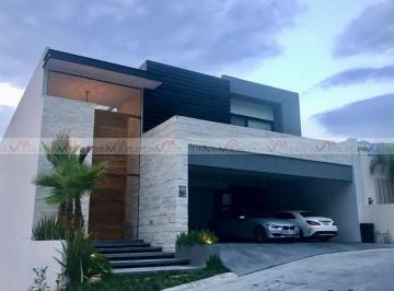Casa · 678m² · 3 Recámaras · 3 Estacionamientos · Casa en Venta en Monterrey