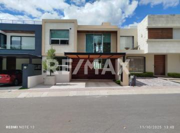 Casa · 168m² · 3 Recámaras · 2 Estacionamientos · Casa en Venta en El Refugio - (4)