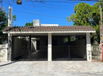 Casa · 302m² · 4 Recámaras · 4 Estacionamientos · Casa con Recamara en Planta Baja