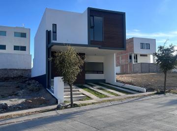 Casa de 3 habitaciones, El Marqués · Residencia en Venta en El Mayorazgo, Querétaro / 230 m Cuadrados / Muros de 3 m de Altura