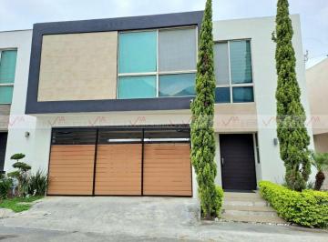 Casa · 270m² · 3 Recámaras · 2 Estacionamientos · Casa en Venta en Monterrey