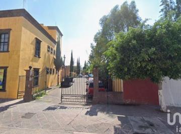 Casa · 213m² · 6 Recámaras · 2 Estacionamientos · Casa en Venta El Pueblito Zona Centro Privada Heroico Colegio Militar "Atencion Inversionistas"