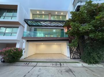 Casa · 226m² · 3 Recámaras · 2 Estacionamientos · Casa con Vista Espectacular en Colinas de San Miguel (Privada)