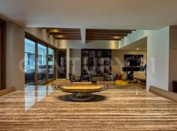 Casa · 790m² · 4 Recámaras · 8 Estacionamientos · Casa en Venta en Parques de La Herradura