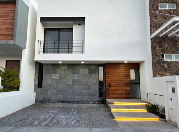 Casa · 205m² · 4 Recámaras · 2 Estacionamientos · Casa en Venta, en Zibata, Queretaro