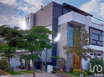 Casa · 300m² · 4 Recámaras · 3 Estacionamientos · Casa en Venta en Argenta Mirador Residencial