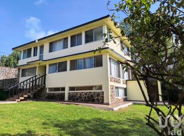 Casa · 238m² · 4 Recámaras · 3 Estacionamientos · Casa en Venta en Ahuatepec, Cuernavaca. ¡Clima Ideal y Jardín Espectacular! Se Aceptan Créditos.