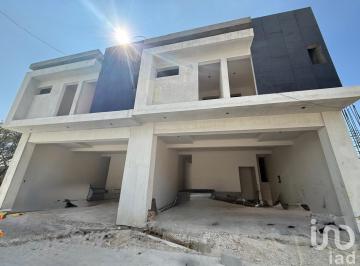 Casa · 285m² · 4 Recámaras · 2 Estacionamientos · Casa en Pre - Venta en Residencial Privada en Los Laguitos