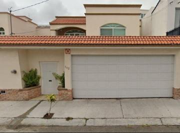 Casa en Venta de 4 habitaciones Colinas del Cimatario · Casa en Queretaro, con Patio, 4 Recamaras, Cerca de Plazas, Centros Comerciales y Vias Rapidas.