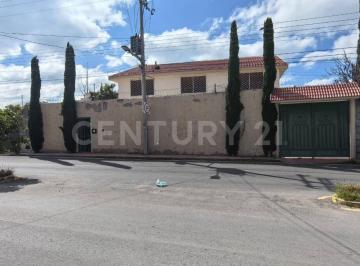 Casa · 452m² · 4 Recámaras · 8 Estacionamientos · Casa en Venta en Granjas Banthi en San Juan del Río, Querétaro.