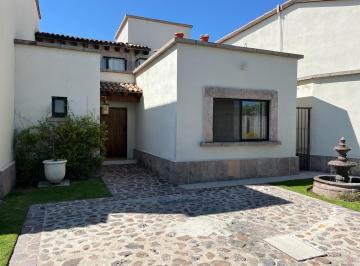 Casa · 240m² · 3 Recámaras · 2 Estacionamientos · Se Vende Casa en Casco Viejo