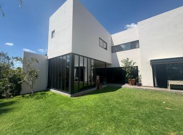 Casa · 340m² · 2 Estacionamientos · Casa en Venta Magno Residencial