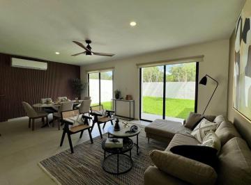 Casa de 2 habitaciones, Mérida · Hermosa Casa en Fraccionamiento Privado con Jardín en Venta, Cholul, Mérida