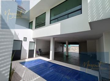 Casa · 358m² · 3 Recámaras · 4 Estacionamientos · Casa en Venta con Tres Recamaras, Roof Garden y Alberca en Ocotlán, Tlaxcala