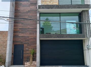 Casa · 358m² · 3 Recámaras · 4 Estacionamientos · Casa en Venta con Tres Recamaras, Roof Garden y Alberca en Ocotlán, Tlaxcala