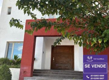 Casa · 610m² · 4 Recámaras · 2 Estacionamientos · Hermosa Residencia