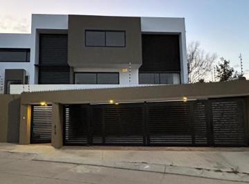 Casa · 654m² · 4 Recámaras · 4 Estacionamientos · Casa en Lomas de Gran Jardín