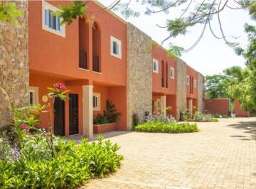 Casa en condominio · 2 Recámaras · 2 Estacionamientos · Colonial - Style Townhouse in Sodzil Norte – Style And Investment Value