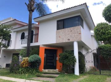 Casa de 3 habitaciones, Zapopan · Casa en Renta Frente a Parque en Jardín Real, Zapopan.