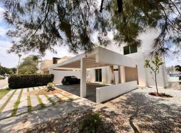 Casa en condominio · 507m² · 5 Recámaras · 4 Estacionamientos · Casa Amplia con Roofgarden en Venta en Lago Nogal Los Gavilanes Tlajomulco