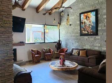 Casa · 600m² · 6 Recámaras · 2 Estacionamientos · Casa en Esquina Remodelada en Centro de Mazamitla