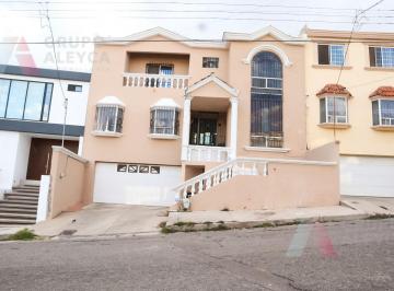 Casa · 400m² · 4 Recámaras · Casa en Campanario