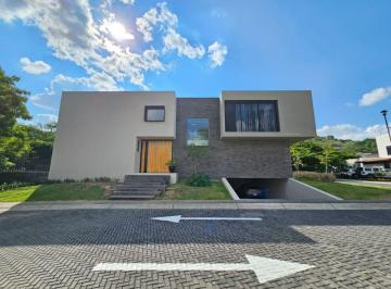 Casa de 3 habitaciones, Zapopan · Las Cañadas Casa en Venta Seminueva en Coto La Pradera con Acabados de Lujo