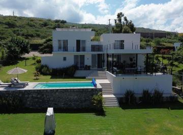 Casa · 286m² · 4 Recámaras · 8 Estacionamientos · Casa Residencial de Lujo | Venta | Tuxcueca