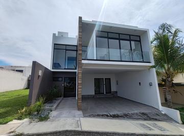 Casa · 203m² · 3 Recámaras · 2 Estacionamientos · Casa en Venta con Alberca y Terraza en Lomas de La Rioja Riviera Veracruzana Alvarado Veracruz