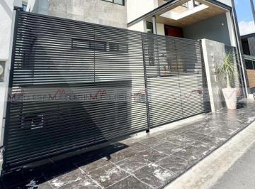 Casa · 444m² · 3 Recámaras · 4 Estacionamientos · Casa en Venta en El Paraíso