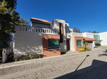 Casa · 423m² · 4 Recámaras · 3 Estacionamientos · Venta Casa en Residencial Calicantos Al Norte de La Ciudad Ge