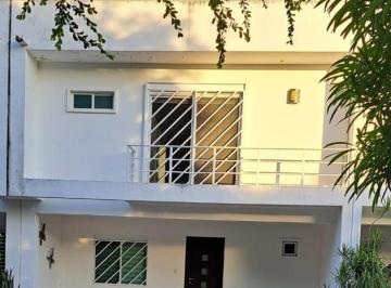 Casa · 212m² · 3 Recámaras · 2 Estacionamientos · Casa Amueblada con Roof Garden y Cómodos Espacios en Playa del Carmen