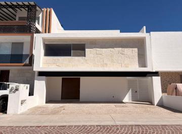 Casa Venta 250m² de 4 habitaciones · Extraordinaria Casa en Venta en Lomas de Juriquilla con Roof Garden