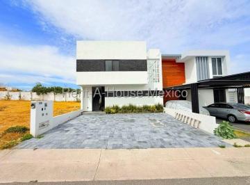 Casa · 235m² · 4 Recámaras · 3 Estacionamientos · Grand Juriquilla Casa Nueva en Venta Rah2332