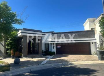Casa · 300m² · 3 Recámaras · 2 Estacionamientos · Casa en Renta en Zona Dorada - (4)