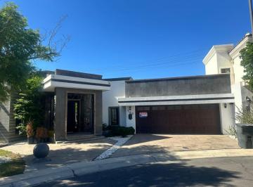 Casa · 300m² · 3 Recámaras · 2 Estacionamientos · Casa en Renta en Zona Dorada - (4)