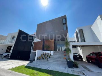 Casa · 500m² · 3 Recámaras · 4 Estacionamientos · Casa en Venta - con Alberca - Vista Real Sur Zona Atlixcáyotl