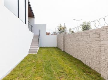 Casa · 262m² · 3 Recámaras · 2 Estacionamientos · Casa en Venta en Parque San Marino con Hermoso Jardín