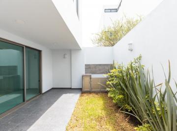 Casa · 409m² · 3 Recámaras · 2 Estacionamientos · Casa en Venta en Parque Zacatecas, con 4 Habitaciones, Terraza y Roof Garden